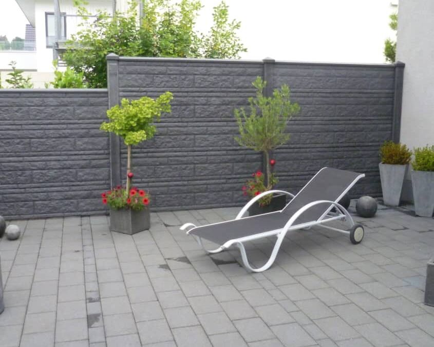 Reinigung und Pflege vom Betonzaun